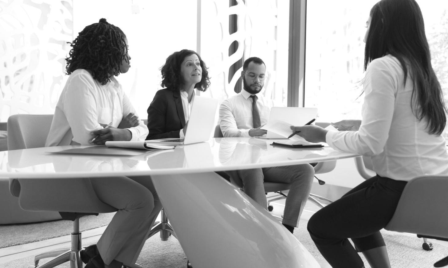 Finanzberatung in modernem Büro